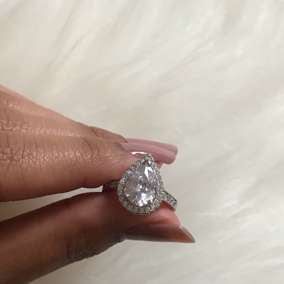 ⬇️ PRICE DROP Pear-fect Engagement Ring - Picture 5 of 6